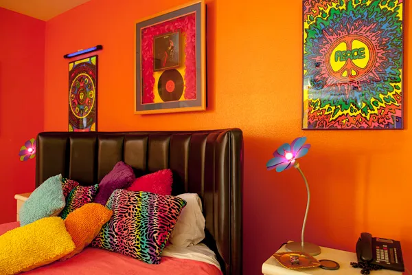 60's Bungalow large round bed with 1960s theme