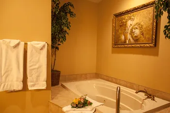 Roman Bungalow with ancient Roman luxuries and amenities