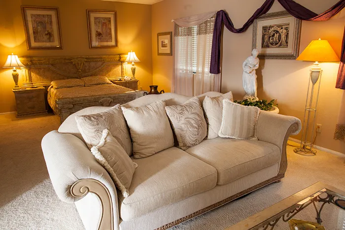 Roman Bungalow with opulent imperial Roman theme